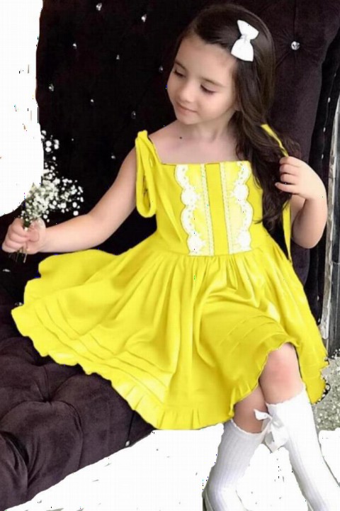 Girl Clothing - فستان بناتي بحمالات مطرزة من الدانتيل الرياضي وحزام أصفر مكشكش 100327383 - Turkey