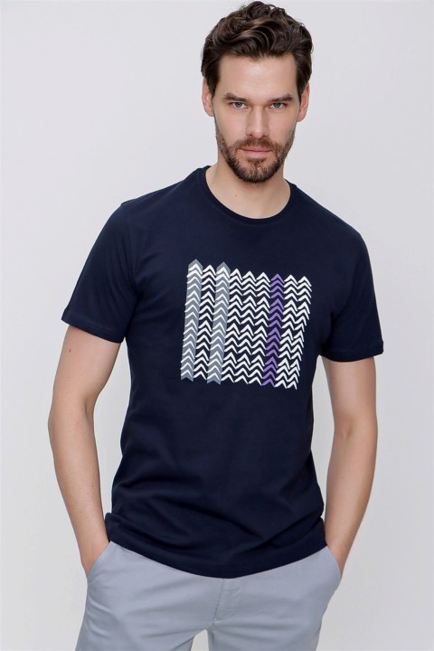 T-Shirt - تي شيرت رجالي برقبة دائرية وطبعات ديناميكي ملائم ومريح باللون الأزرق الداكن 100351452 - Turkey